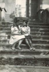 Dziewczyny na schodkach