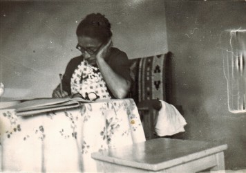 Kobieta pisze listy, siedząc