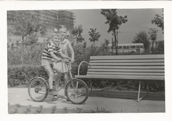 Dwójka dzieci z rowerem