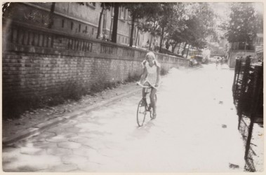 Dziewczyna wyjeżdża rowerem