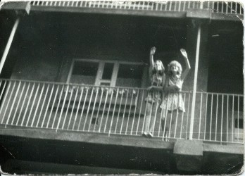 Dziewczyny na balkonie bloku