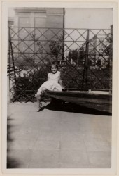 Dziewczynka siedzi na dziobie