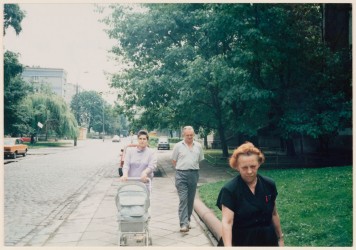 Rodzina na spacerze po ulicy