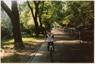 Chłopiec na rowerze w