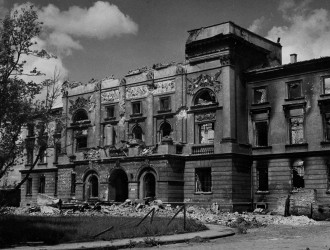 Fasada zrujnowanego Pałacu