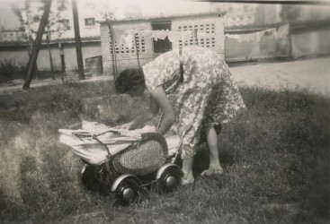 Mama z dzieckiem w wiklinowym