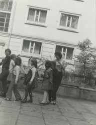 Grupa dzieci pod klatkowcem