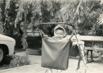 Dziecko w wózku na tle