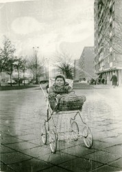Dziecko w wózku na spacerze