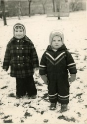 Dzieci w zimowych strojach