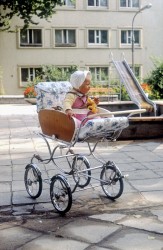 Dziecko w wózku na placu