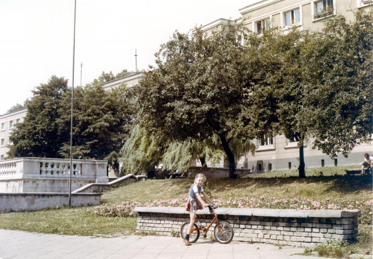 Dziewczynka na rowerze obok 