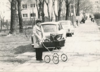 Matka z dzieckiem w wózku na