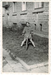 Dziewczynka na rowerze. W tle