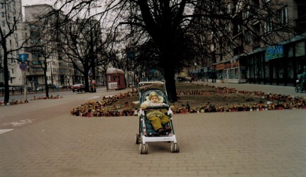 Dziecko w wózku na tle ulicy