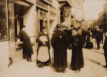 Grupa Żydów stojących przy