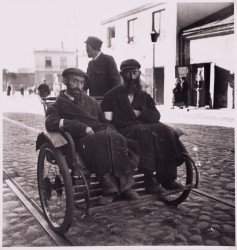 Żydzi siedzący na rikszy na