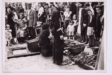Sprzedawcy na bazarze.