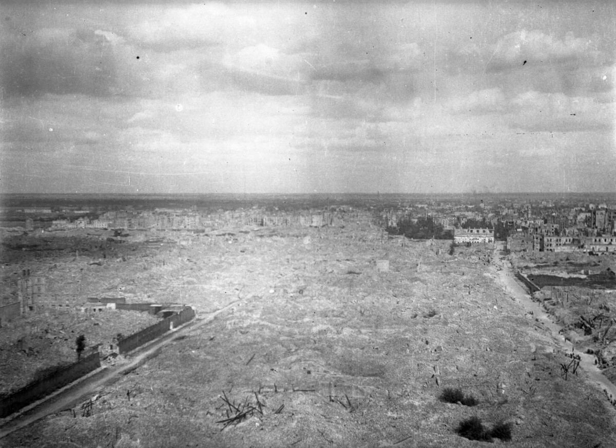 Wiosna 1945. Panorama gruzów 