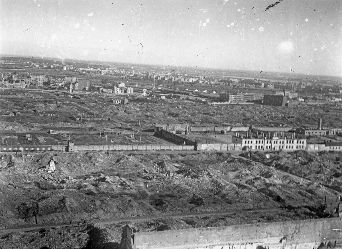 Wiosna 1945. Panorama ruin 