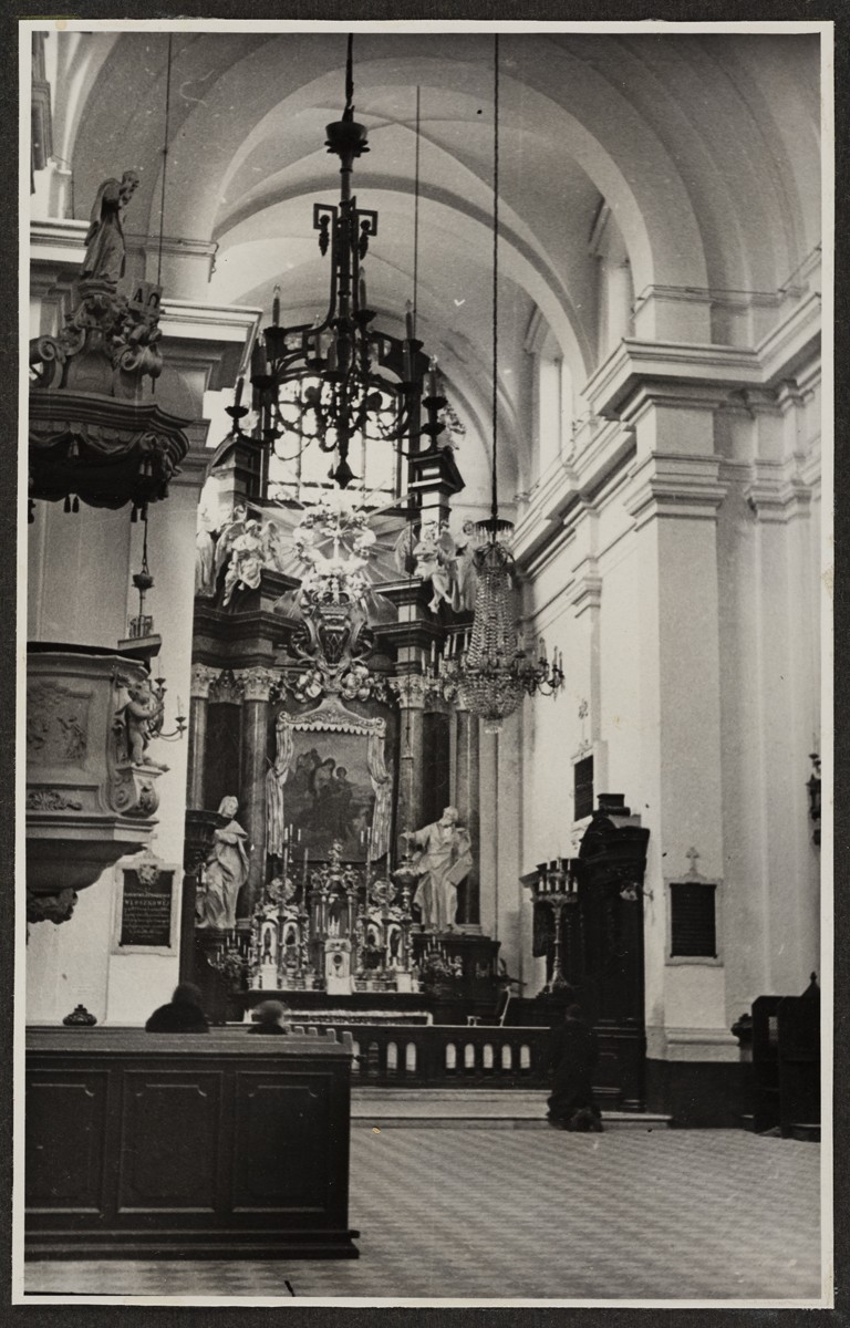 Ołtarz główny w kościele 