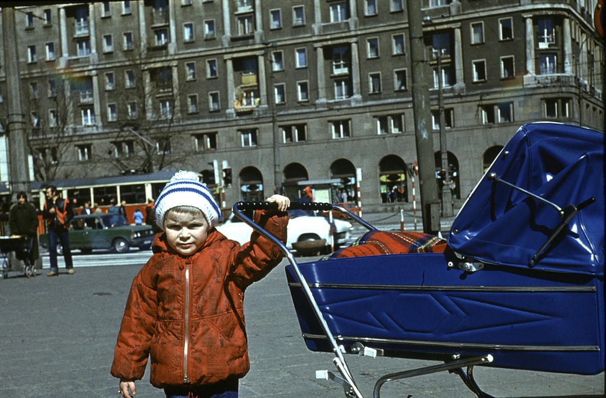 Dziewczynka na skrzyżowaniu 