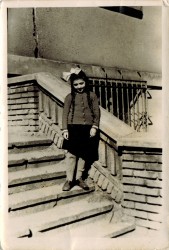 Sześcioletnia Lena pozuje na