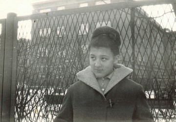 Dziewczyna ubrana w kurtkę