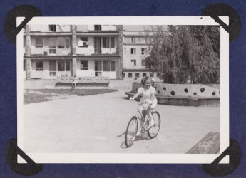 Dziewczynka na rowerze w