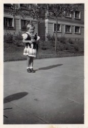 Przebrana w strój krakowski