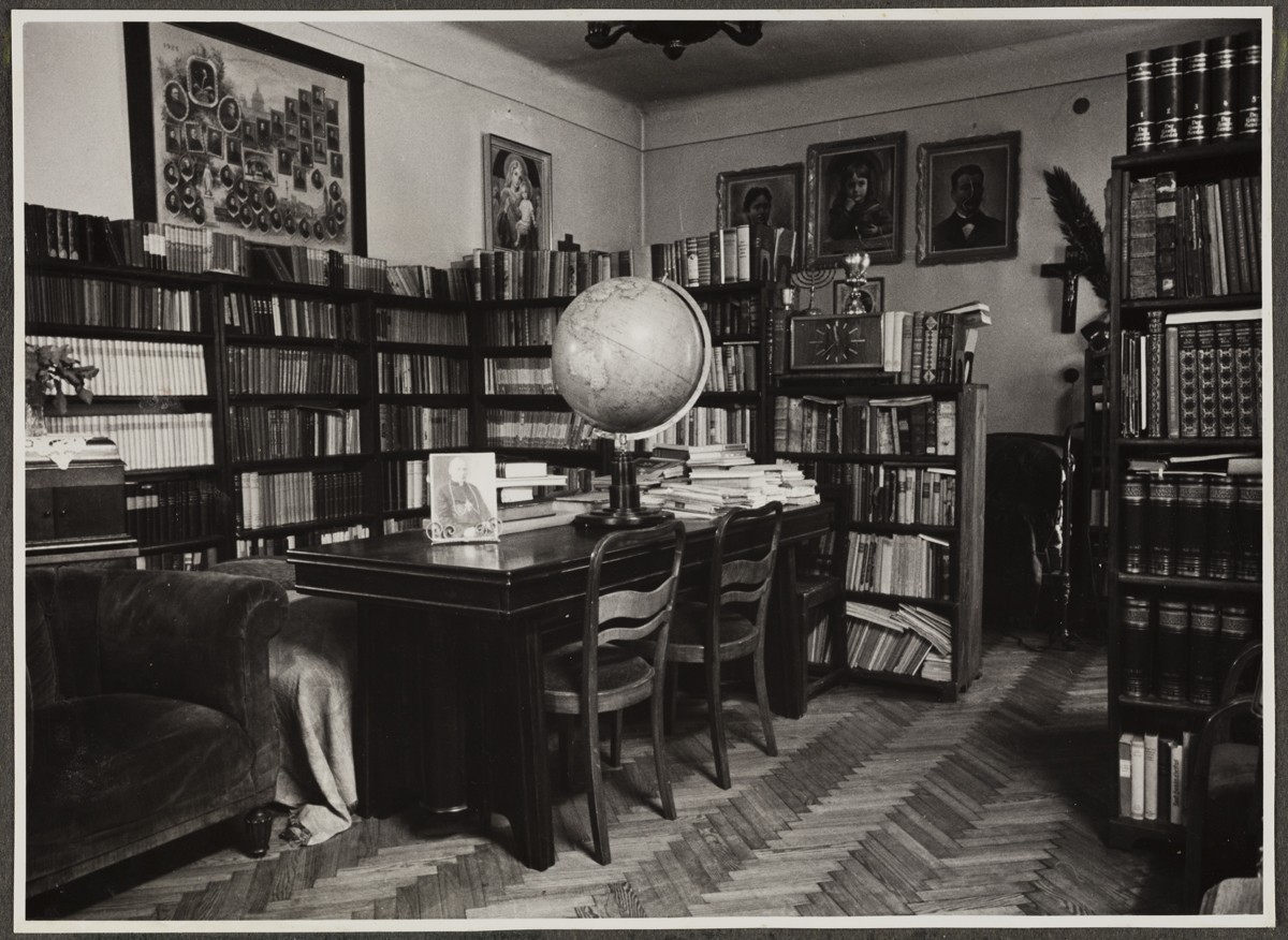 Wnętrze biblioteki w 