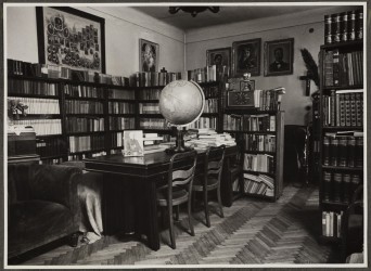 Wnętrze biblioteki w