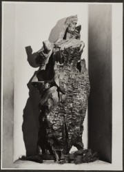 Zniszczona figura św. Anny w