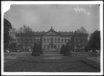 Widok od ogrodu na Pałac