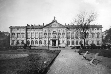 Widok od ogrodu na Pałac