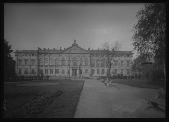 Widok od ogrodu na Pałac