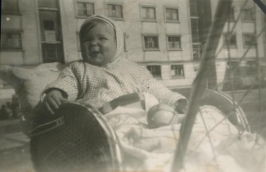 Dziecko z lalką w wilkinowym