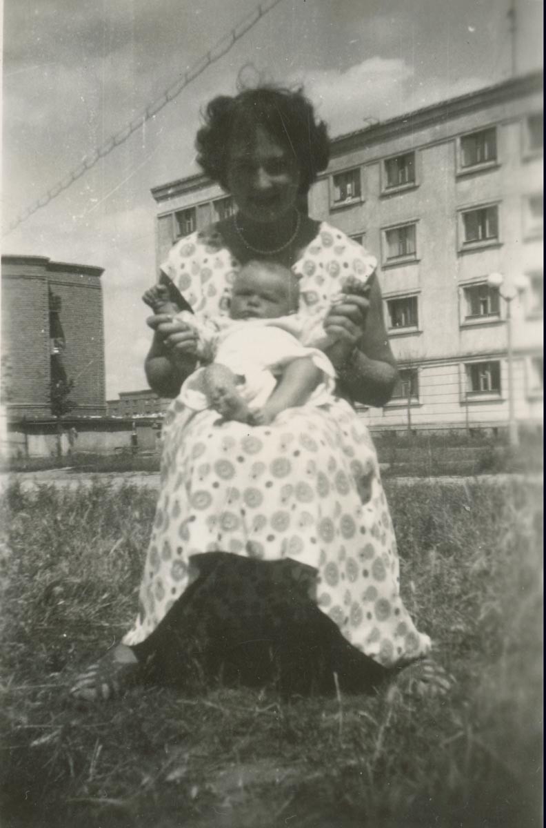 Mloda mama i dziecko pozują 