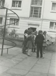 Podwórkowa narada. Grupa