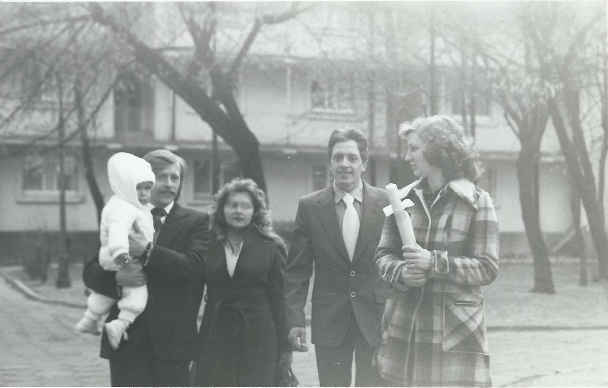 Rodzina pozuje przed 