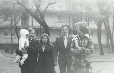 Rodzina pozuje przed