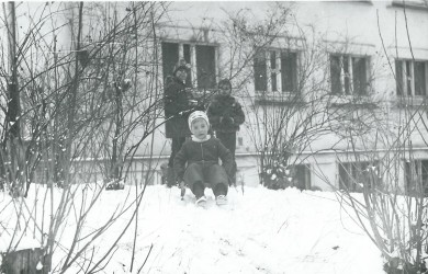 Zimowe zabawy dzieci na