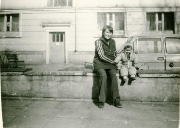 Mama z dzieckiem siedzi na