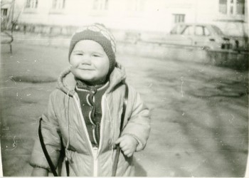 Dziecko w podwórku z