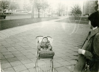 Mama z dzieckiem w wózku na