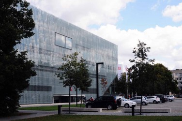 Muzeum od strony parkingu
