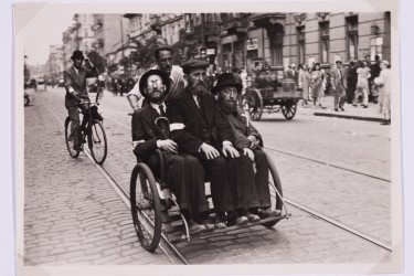 Riksza wiezie pasażerów w