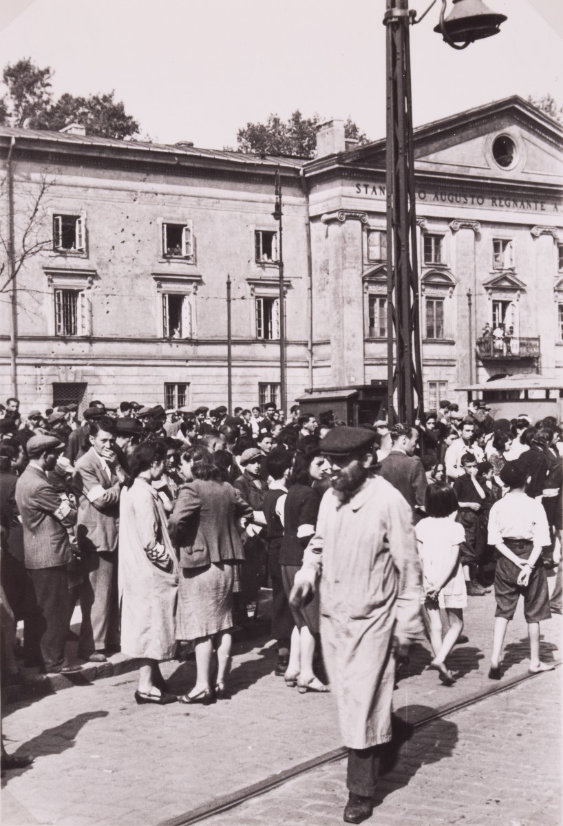 Mieszkańcy getta. Budynek 