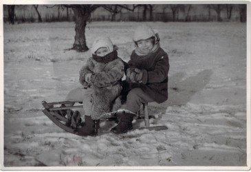 Rodzeństwo na sankach w