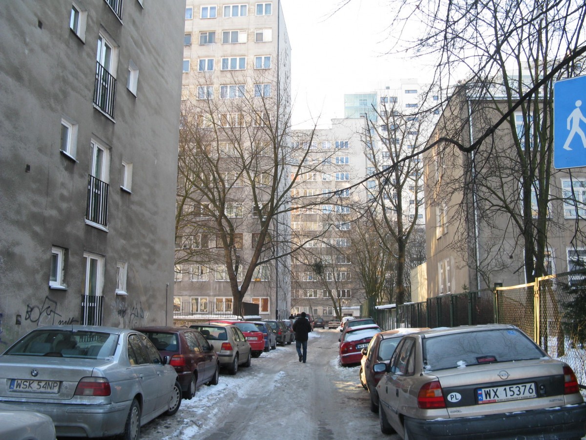 Uliczka wewnątrz osiedla, 